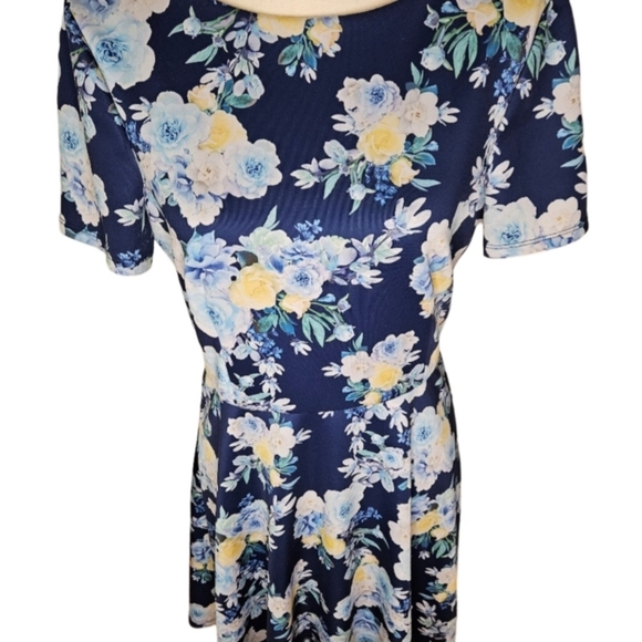 Forever New Floral Zip Up Dress - Picture 5 of 11
